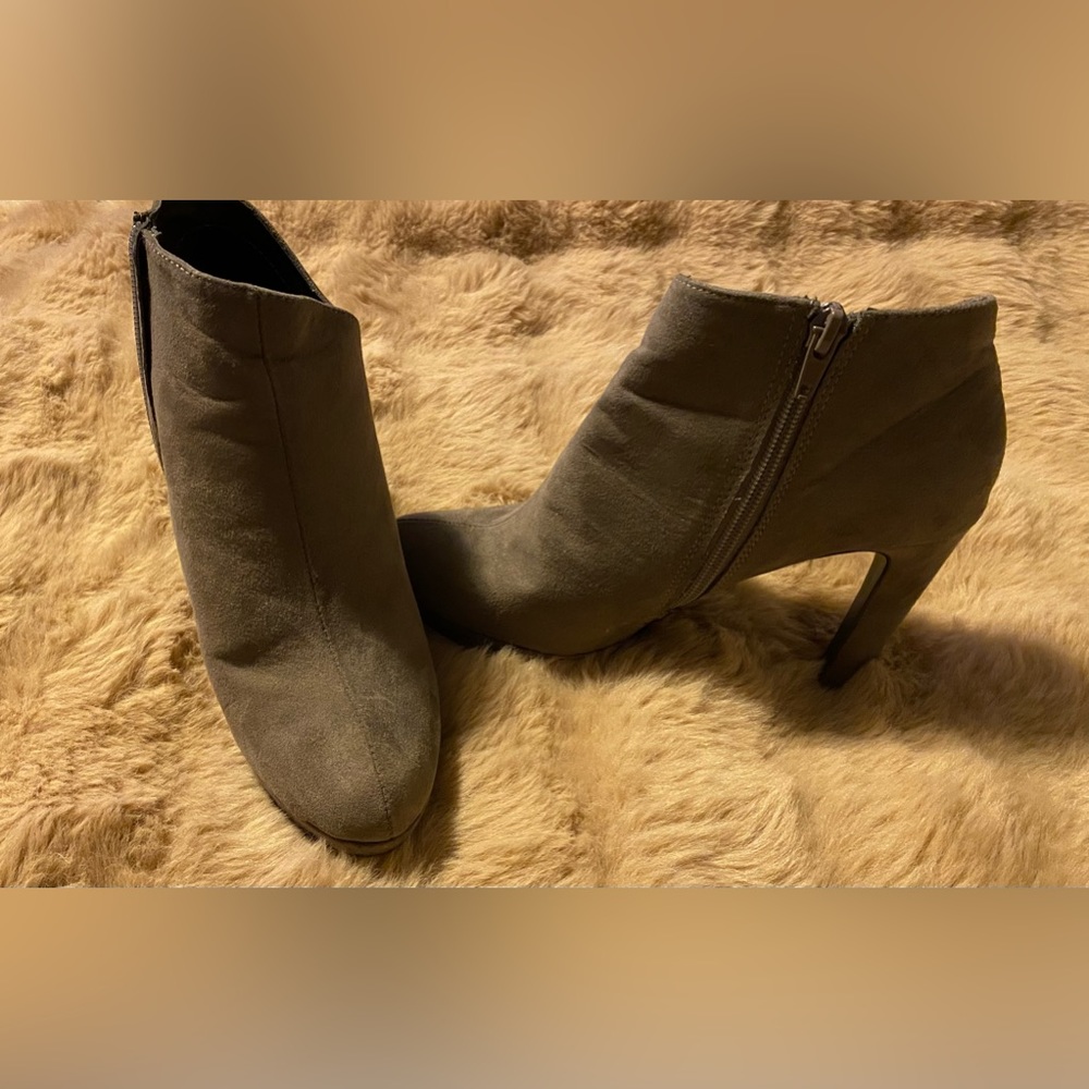 Nine & Co size 6 heeled booties